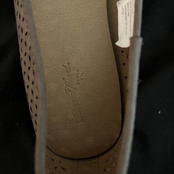 Universal thread flats NWT - Picture 3 of 4